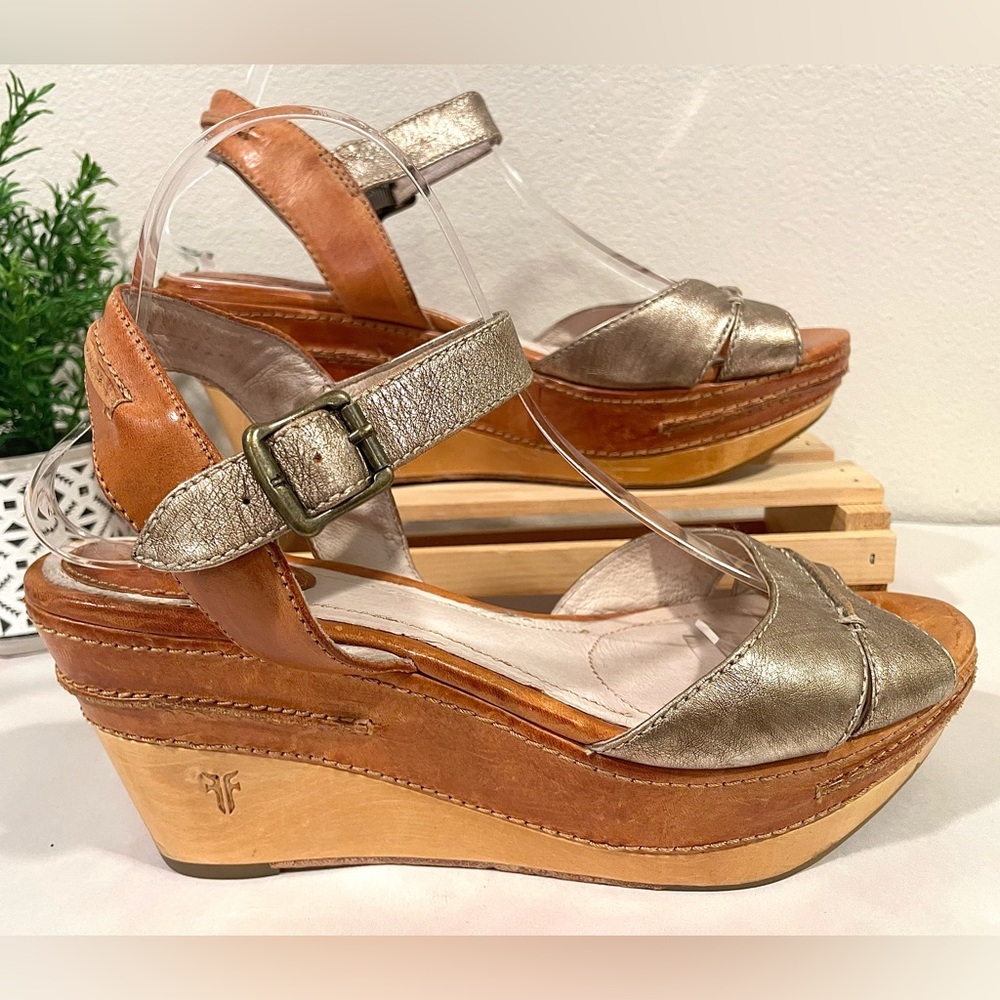 Frye “Carlie” Metallic Silver & Tan Platform Wedge Sandals w Ankle Strap | GUC